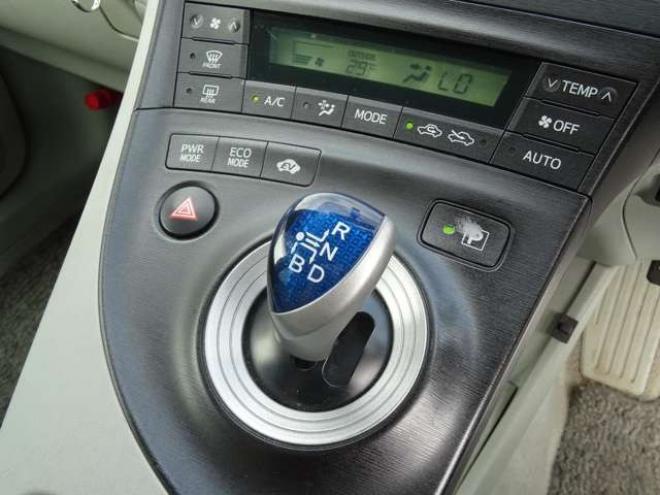 プリウス1.8 S LEDエディション　ETC・禁煙車・LEDヘッドライト・寒冷地仕様・夏冬タイヤ付き 2WD 1800