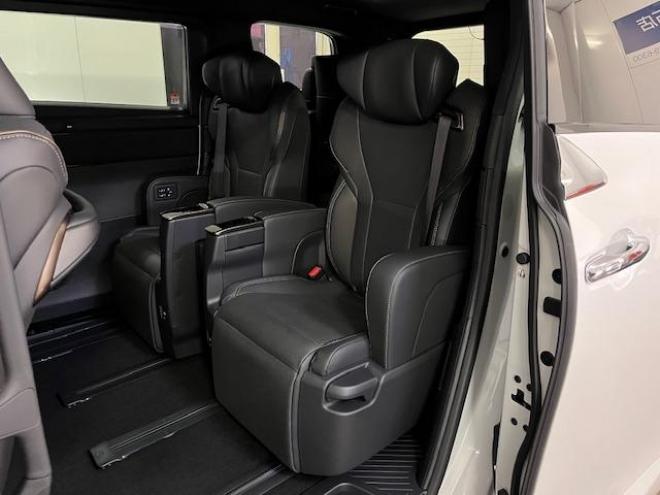 アルファードＺ　本州仕入　寒冷地仕様　禁煙車　トヨタセーフティセンス　左右独立ムーンルーフ　レーダークルーズ　レーントレーシング　純正１８インチＡＷ　ＴＯＹＯ製新品スタッドレスタイヤ　純正ナビ（フルセグ地デジ　Ｂｌｕｅｔｏｏｔｈ　Ｍｉｒａｃａｓｔ）＋バックカメラ＋全方位カメラ　両側パワースライドドア　パワーバックドア　純正ブラックレザーシート　ヘッドアップディスプレイ　電動オットマン　ＬＥＤヘッドライト　デジタルインナーミラー　シートヒーター＆クーラー　前後ドライブレコーダー　ＥＴＣ  4WD 2500 5Dr