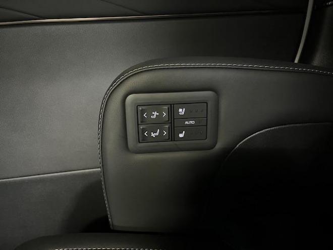 アルファードＺ　本州仕入　寒冷地仕様　禁煙車　トヨタセーフティセンス　左右独立ムーンルーフ　レーダークルーズ　レーントレーシング　純正１８インチＡＷ　ＴＯＹＯ製新品スタッドレスタイヤ　純正ナビ（フルセグ地デジ　Ｂｌｕｅｔｏｏｔｈ　Ｍｉｒａｃａｓｔ）＋バックカメラ＋全方位カメラ　両側パワースライドドア　パワーバックドア　純正ブラックレザーシート　ヘッドアップディスプレイ　電動オットマン　ＬＥＤヘッドライト　デジタルインナーミラー　シートヒーター＆クーラー　前後ドライブレコーダー　ＥＴＣ  4WD 2500 5Dr