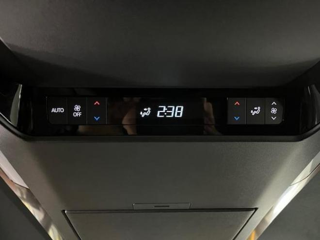 アルファードＺ　本州仕入　寒冷地仕様　禁煙車　トヨタセーフティセンス　左右独立ムーンルーフ　レーダークルーズ　レーントレーシング　純正１８インチＡＷ　ＴＯＹＯ製新品スタッドレスタイヤ　純正ナビ（フルセグ地デジ　Ｂｌｕｅｔｏｏｔｈ　Ｍｉｒａｃａｓｔ）＋バックカメラ＋全方位カメラ　両側パワースライドドア　パワーバックドア　純正ブラックレザーシート　ヘッドアップディスプレイ　電動オットマン　ＬＥＤヘッドライト　デジタルインナーミラー　シートヒーター＆クーラー　前後ドライブレコーダー　ＥＴＣ  4WD 2500 5Dr