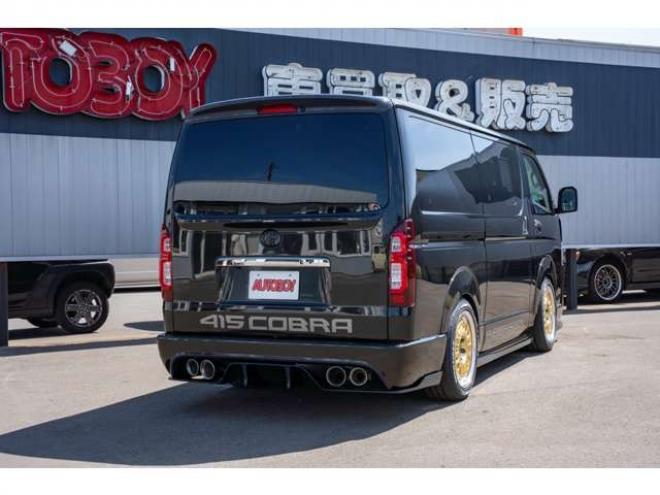 レジアスエース2.8 スーパーGL ダークプライム ロングボディ ディーゼルターボ 4WD　415COBRAコンプリート車両　ファントムヘッドライトシステム&ファントムゴールド18インチホイール&フェイスリフトキット&フルエアロ&フローティングリップ&ローフォルムフェンダー　玄武2インチダウンブロック 2800