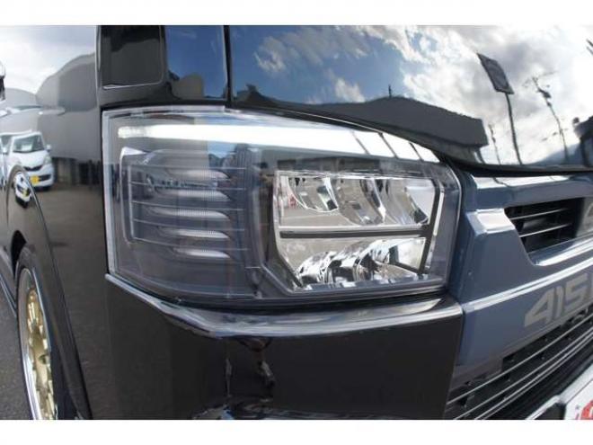 レジアスエース2.8 スーパーGL ダークプライム ロングボディ ディーゼルターボ 4WD　415COBRAコンプリート車両　ファントムヘッドライトシステム&ファントムゴールド18インチホイール&フェイスリフトキット&フルエアロ&フローティングリップ&ローフォルムフェンダー　玄武2インチダウンブロック 2800