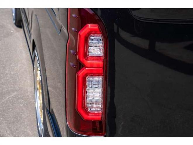 レジアスエース2.8 スーパーGL ダークプライム ロングボディ ディーゼルターボ 4WD　415COBRAコンプリート車両　ファントムヘッドライトシステム&ファントムゴールド18インチホイール&フェイスリフトキット&フルエアロ&フローティングリップ&ローフォルムフェンダー　玄武2インチダウンブロック 2800