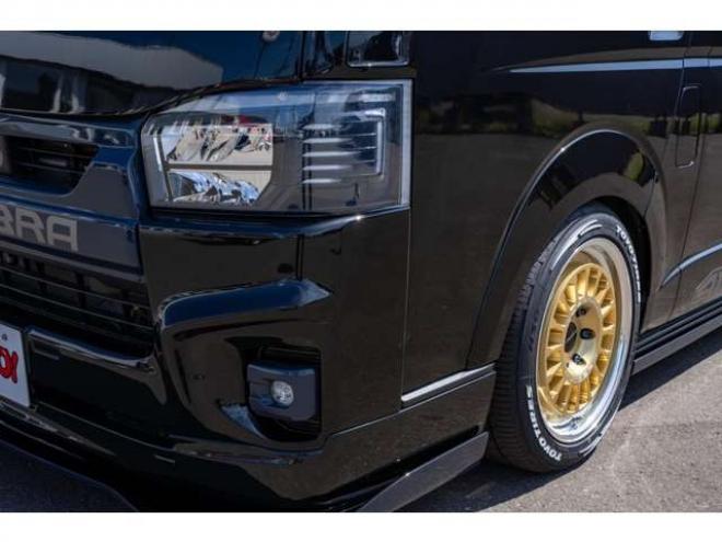 レジアスエース2.8 スーパーGL ダークプライム ロングボディ ディーゼルターボ 4WD　415COBRAコンプリート車両　ファントムヘッドライトシステム&ファントムゴールド18インチホイール&フェイスリフトキット&フルエアロ&フローティングリップ&ローフォルムフェンダー　玄武2インチダウンブロック 2800