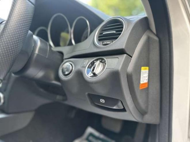 ベンツCクラス C180 アバンギャルド　クルーズコントロール　ABS　ナビTV　バックカメラ　ETC　革シート　キーレス　パワステ　パワーウィンドウ　電動シート　横滑り防止装置　盗難防止装置 正規輸入車 2WD 1800