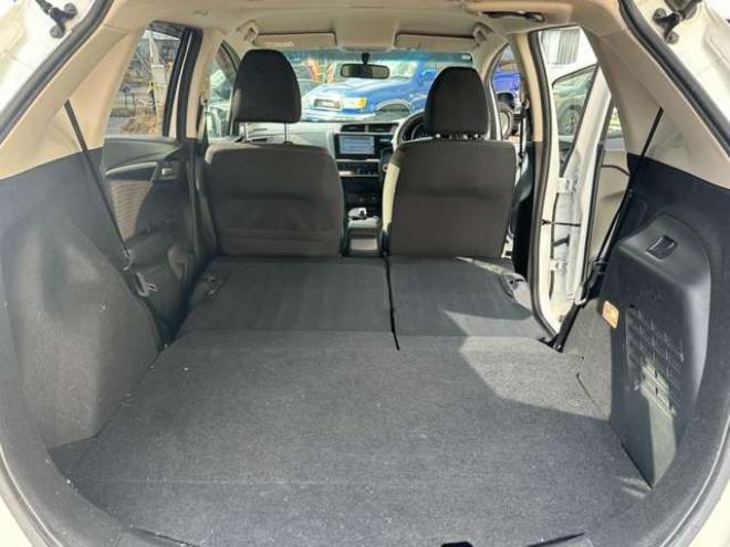 フィット1.5 ハイブリッド F 4WD　純正ナビ　バックカメラ　ETC　パワステ　パワーウィンドウ　ABS　キーレスエントリー 1500