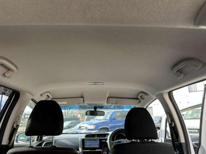 フィット1.5 ハイブリッド F 4WD　純正ナビ　バックカメラ　ETC　パワステ　パワーウィンドウ　ABS　キーレスエントリー 1500