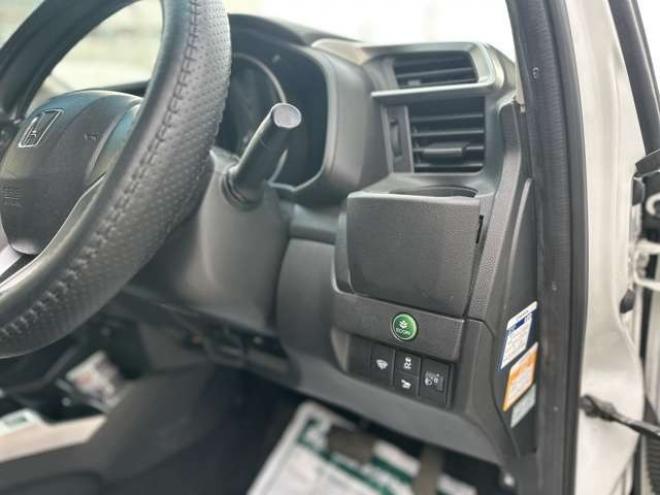 フィット1.5 ハイブリッド F 4WD　純正ナビ　バックカメラ　ETC　パワステ　パワーウィンドウ　ABS　キーレスエントリー 1500