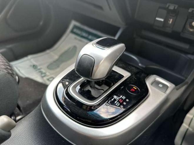 フィット1.5 ハイブリッド F 4WD　純正ナビ　バックカメラ　ETC　パワステ　パワーウィンドウ　ABS　キーレスエントリー 1500