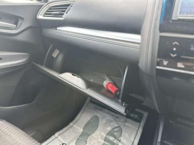 フィット1.5 ハイブリッド F 4WD　純正ナビ　バックカメラ　ETC　パワステ　パワーウィンドウ　ABS　キーレスエントリー 1500