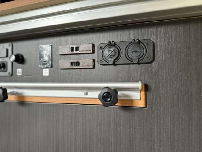 タウンエースバン1.5 GL 4WD　アルトピアーノ　ベージュツートン全塗装済　ベッドキット　セカンドバッテリー　ETC　フルセグTVナビ　バックカメラ　アイドリングストップ　ABS　レーンキープアシスト　盗難防止装置　パワステ　パワーウィンドウ 1500