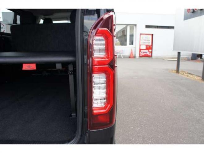 レジアスエース2.8 スーパーGL ダークプライム ロングボディ ディーゼルターボ 4WD　415COBRAコンプリート車両　ファントムヘッドライトシステム&ファントムゴールド18インチホイール&フェイスリフトキット&フルエアロ&フローティングリップ&ローフォルムフェンダー　玄武2インチダウンブロック 2800