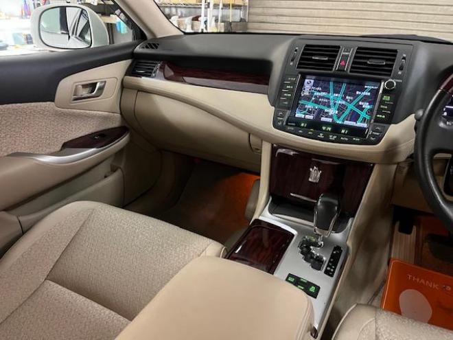 クラウン後期型　禁煙車　Ｂｌｕｅｔｏｏｔｈ　ヴェルサンディ１７インチＡＷ　純正１６ＡＷ＋スタッドレスタイヤ付　純正ナビ　フルセグ地デジ　ＤＶＤ再生　バックカメラ　クルーズコントロール　電動サンシェード　ＥＴＣ 4WD 2500 4Dr