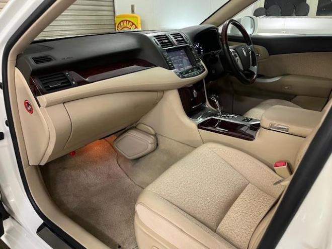 クラウン後期型　禁煙車　Ｂｌｕｅｔｏｏｔｈ　ヴェルサンディ１７インチＡＷ　純正１６ＡＷ＋スタッドレスタイヤ付　純正ナビ　フルセグ地デジ　ＤＶＤ再生　バックカメラ　クルーズコントロール　電動サンシェード　ＥＴＣ 4WD 2500 4Dr