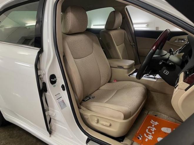 クラウン後期型　禁煙車　Ｂｌｕｅｔｏｏｔｈ　ヴェルサンディ１７インチＡＷ　純正１６ＡＷ＋スタッドレスタイヤ付　純正ナビ　フルセグ地デジ　ＤＶＤ再生　バックカメラ　クルーズコントロール　電動サンシェード　ＥＴＣ 4WD 2500 4Dr