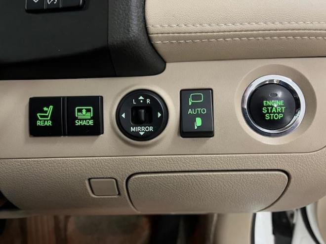 クラウン後期型　禁煙車　Ｂｌｕｅｔｏｏｔｈ　ヴェルサンディ１７インチＡＷ　純正１６ＡＷ＋スタッドレスタイヤ付　純正ナビ　フルセグ地デジ　ＤＶＤ再生　バックカメラ　クルーズコントロール　電動サンシェード　ＥＴＣ 4WD 2500 4Dr