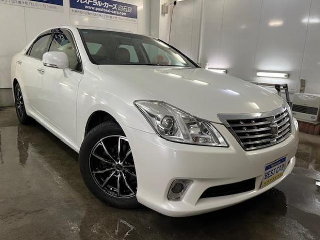 クラウン後期型　禁煙車　Ｂｌｕｅｔｏｏｔｈ　ヴェルサンディ１７インチＡＷ　純正１６ＡＷ＋スタッドレスタイヤ付　純正ナビ　フルセグ地デジ　ＤＶＤ再生　バックカメラ　クルーズコントロール　電動サンシェード　ＥＴＣ 4WD 2500 4Dr