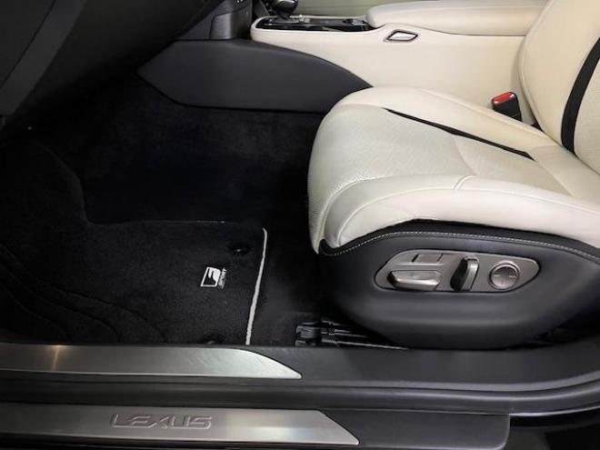 レクサス本州仕入　ワンオーナー　寒冷地仕様　マークレビンソン　電動ムーンルーフ　純正２０インチＡＷ　純正１９ＡＷ＋スタッドレスタイヤ付　デジタルインナーミラー　ヘッドアップディプレイ　純正ドライブレコーダー 4WD 3500 4Dr