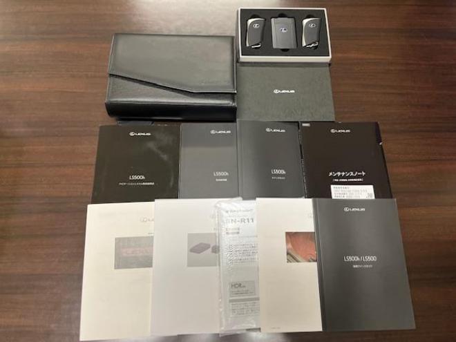 レクサス本州仕入　ワンオーナー　寒冷地仕様　マークレビンソン　電動ムーンルーフ　純正２０インチＡＷ　純正１９ＡＷ＋スタッドレスタイヤ付　デジタルインナーミラー　ヘッドアップディプレイ　純正ドライブレコーダー 4WD 3500 4Dr