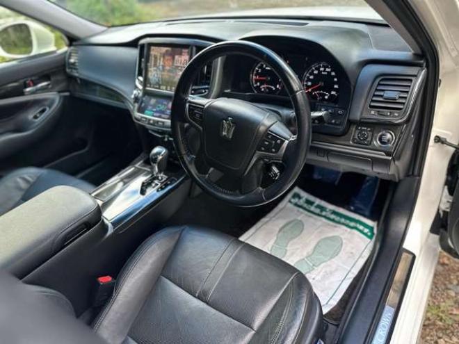 クラウンアスリート 2.5 G i-Four 4WD　サンルーフ　黒皮シート　レーダークルーズ　ETC　パワステ　パワーウィンドウ　純正ナビ　純正アルミ　ABS　キーレスエントリー 2500