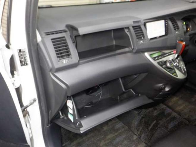 アイシス1.8 プラタナ 4WD　ナビ・TV・B/T・Bカメラ・パワスラ・寒冷地仕様・クリアランスソナー・ETC・リアヒーター・スマートキー・プッシュスタート・社外エンスタ・フォグランプ・オートエアコン 1800