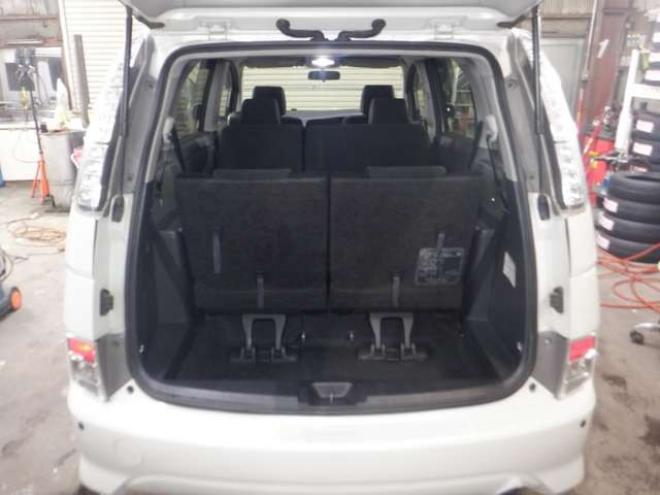 アイシス1.8 プラタナ 4WD　ナビ・TV・B/T・Bカメラ・パワスラ・寒冷地仕様・クリアランスソナー・ETC・リアヒーター・スマートキー・プッシュスタート・社外エンスタ・フォグランプ・オートエアコン 1800