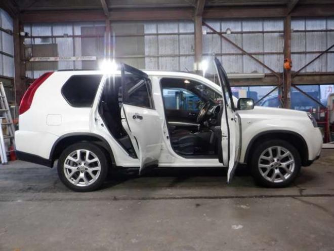 エクストレイル2.0 20Xtt 4WD　ナビ・TV・B/T・Bカメラ・後期型・カプロンシート・キセノン・全席シートヒーター・クルコン・インテリキー・純正AW・フォグランプ・ルーフレール・ETC 2000