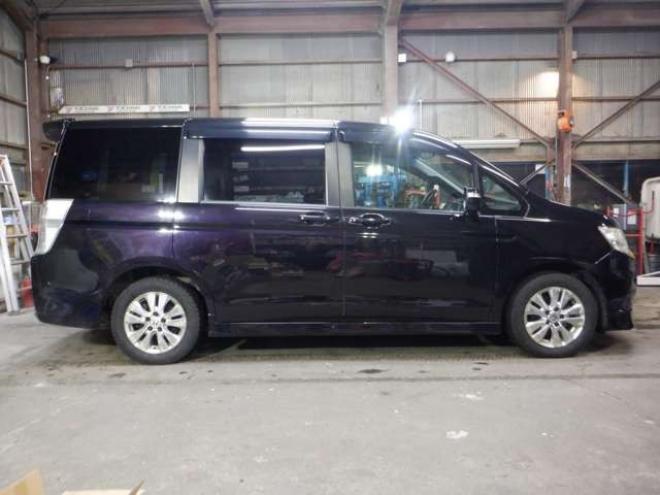 ステップワゴン2.0 スパーダ Z 4WD　ナビ・TV・Bカメラ・B/T・両側電動・スマートキー・ETC・HID・フルフラットシート・VSA・ミラーヒーター・ワイパーデアイサー・リアヒーター・オートライト 2000