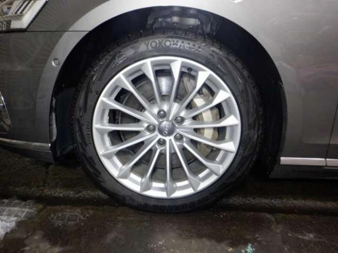 アウディA8 55 TFSI クワトロ 4WD　本州仕入・ナビ・TV・B/T・サンルーフ・黒革・360°カメラ・LEDヘッドライト・後席リモート・BANG&OLUSENサウンド・電動トランク・全席電動シート・全席パワークロージングドア・ヘッドアップディスプレイ 3000