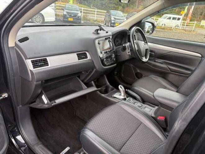 アウトランダーPHEV2.0 G ナビパッケージ 4WD　 2000