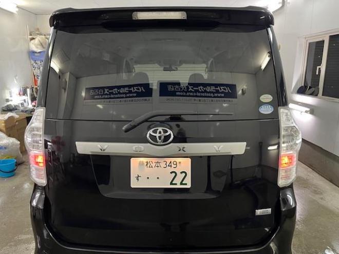 ヴォクシー本州仕入　禁煙車　両側パワースライドドア　純正１６インチＡＷ　社外１５ＡＷ＋スタッドレスタイヤ付　純正ナビ　フルセグ地デジ　ＤＶＤ再生　Ｂｌｕｅｔｏｏｔｈオーディオ　バックカメラ　エンジンスターター 4WD 2000 5Dr