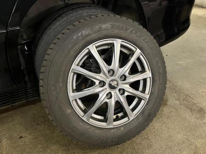 ヴォクシー本州仕入　禁煙車　両側パワースライドドア　純正１６インチＡＷ　社外１５ＡＷ＋スタッドレスタイヤ付　純正ナビ　フルセグ地デジ　ＤＶＤ再生　Ｂｌｕｅｔｏｏｔｈオーディオ　バックカメラ　エンジンスターター 4WD 2000 5Dr