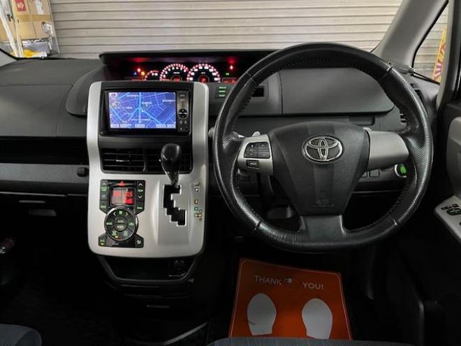 ヴォクシー本州仕入　禁煙車　両側パワースライドドア　純正１６インチＡＷ　社外１５ＡＷ＋スタッドレスタイヤ付　純正ナビ　フルセグ地デジ　ＤＶＤ再生　Ｂｌｕｅｔｏｏｔｈオーディオ　バックカメラ　エンジンスターター 4WD 2000 5Dr