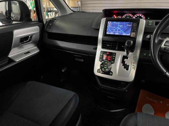 ヴォクシー本州仕入　禁煙車　両側パワースライドドア　純正１６インチＡＷ　社外１５ＡＷ＋スタッドレスタイヤ付　純正ナビ　フルセグ地デジ　ＤＶＤ再生　Ｂｌｕｅｔｏｏｔｈオーディオ　バックカメラ　エンジンスターター 4WD 2000 5Dr