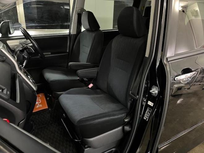 ヴォクシー本州仕入　禁煙車　両側パワースライドドア　純正１６インチＡＷ　社外１５ＡＷ＋スタッドレスタイヤ付　純正ナビ　フルセグ地デジ　ＤＶＤ再生　Ｂｌｕｅｔｏｏｔｈオーディオ　バックカメラ　エンジンスターター 4WD 2000 5Dr