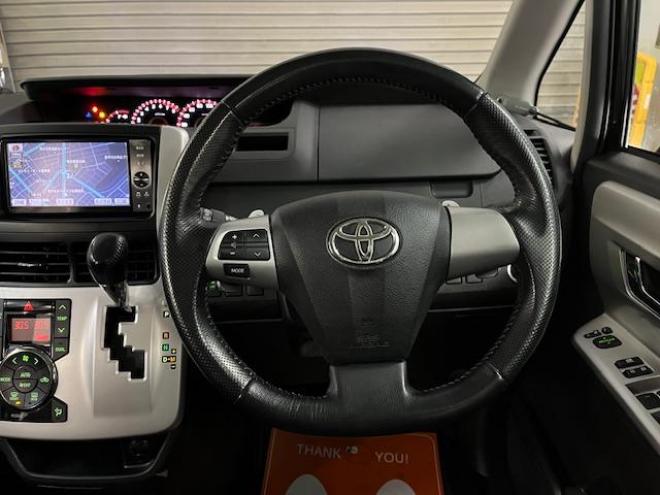 ヴォクシー本州仕入　禁煙車　両側パワースライドドア　純正１６インチＡＷ　社外１５ＡＷ＋スタッドレスタイヤ付　純正ナビ　フルセグ地デジ　ＤＶＤ再生　Ｂｌｕｅｔｏｏｔｈオーディオ　バックカメラ　エンジンスターター 4WD 2000 5Dr