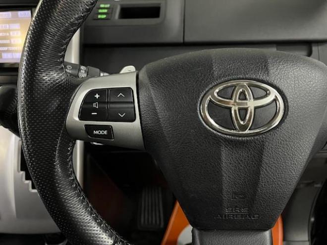 ヴォクシー本州仕入　禁煙車　両側パワースライドドア　純正１６インチＡＷ　社外１５ＡＷ＋スタッドレスタイヤ付　純正ナビ　フルセグ地デジ　ＤＶＤ再生　Ｂｌｕｅｔｏｏｔｈオーディオ　バックカメラ　エンジンスターター 4WD 2000 5Dr