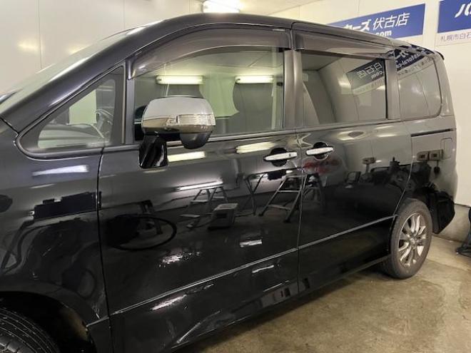 ヴォクシー本州仕入　禁煙車　両側パワースライドドア　純正１６インチＡＷ　社外１５ＡＷ＋スタッドレスタイヤ付　純正ナビ　フルセグ地デジ　ＤＶＤ再生　Ｂｌｕｅｔｏｏｔｈオーディオ　バックカメラ　エンジンスターター 4WD 2000 5Dr