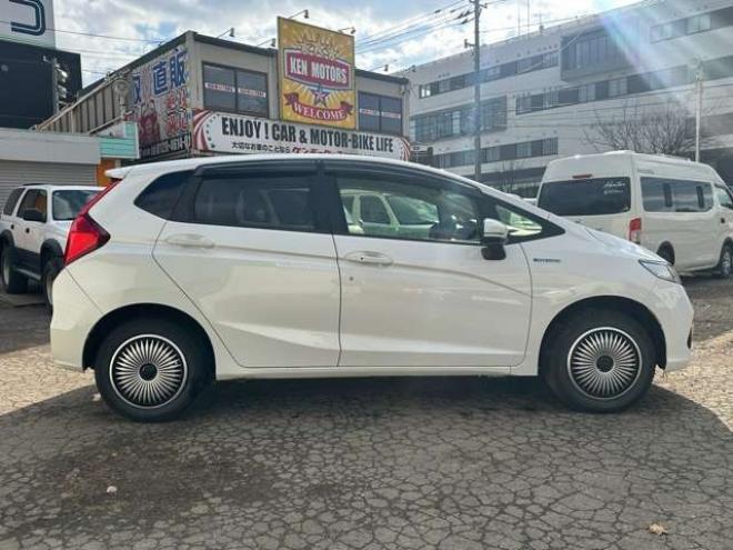 フィット1.5 ハイブリッド F 4WD　純正ナビ　バックカメラ　ETC　パワステ　パワーウィンドウ　ABS　キーレスエントリー 1500