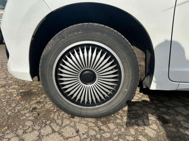 フィット1.5 ハイブリッド F 4WD　純正ナビ　バックカメラ　ETC　パワステ　パワーウィンドウ　ABS　キーレスエントリー 1500