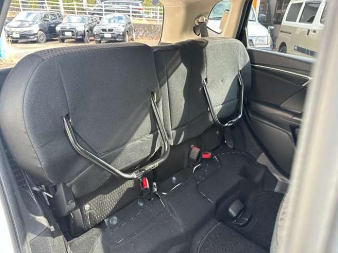 フィット1.5 ハイブリッド F 4WD　純正ナビ　バックカメラ　ETC　パワステ　パワーウィンドウ　ABS　キーレスエントリー 1500