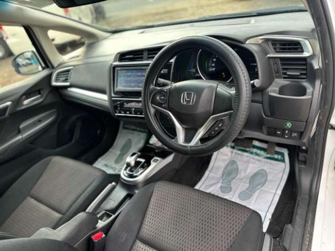 フィット1.5 ハイブリッド F 4WD　純正ナビ　バックカメラ　ETC　パワステ　パワーウィンドウ　ABS　キーレスエントリー 1500