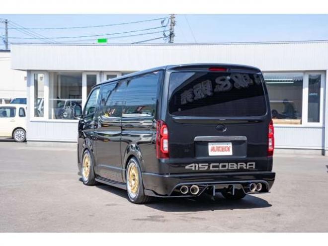 レジアスエース2.8 スーパーGL ダークプライム ロングボディ ディーゼルターボ 4WD　415COBRAコンプリート車両　ファントムヘッドライトシステム&ファントムゴールド18インチホイール&フェイスリフトキット&フルエアロ&フローティングリップ&ローフォルムフェンダー　玄武2インチダウンブロック 2800