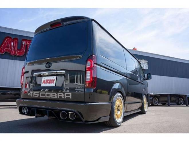 レジアスエース2.8 スーパーGL ダークプライム ロングボディ ディーゼルターボ 4WD　415COBRAコンプリート車両　ファントムヘッドライトシステム&ファントムゴールド18インチホイール&フェイスリフトキット&フルエアロ&フローティングリップ&ローフォルムフェンダー　玄武2インチダウンブロック 2800
