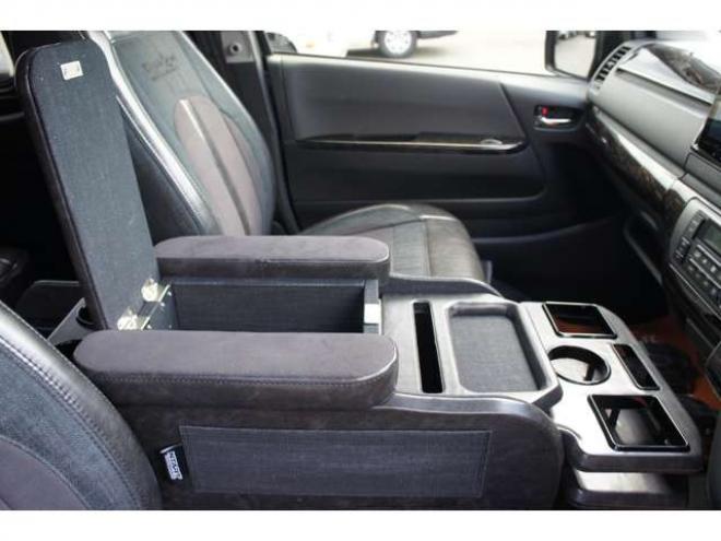 レジアスエース2.8 スーパーGL ダークプライム ロングボディ ディーゼルターボ 4WD　415COBRAコンプリート車両　ファントムヘッドライトシステム&ファントムゴールド18インチホイール&フェイスリフトキット&フルエアロ&フローティングリップ&ローフォルムフェンダー　玄武2インチダウンブロック 2800