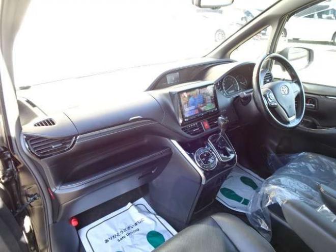 エスクァイア2.0 Gi 4WD　本州車　保証1年/走行距離無制限　4WD　両側パワースライドドア　オートマチックハイビーム　社外9インチナビ　地デジ　バックカメラ　黒本革シート　シートヒーター　LEDヘッドライト　ETC　クルーズコントロール 2000