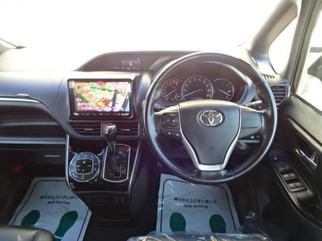 エスクァイア2.0 Gi 4WD　本州車　保証1年/走行距離無制限　4WD　両側パワースライドドア　オートマチックハイビーム　社外9インチナビ　地デジ　バックカメラ　黒本革シート　シートヒーター　LEDヘッドライト　ETC　クルーズコントロール 2000