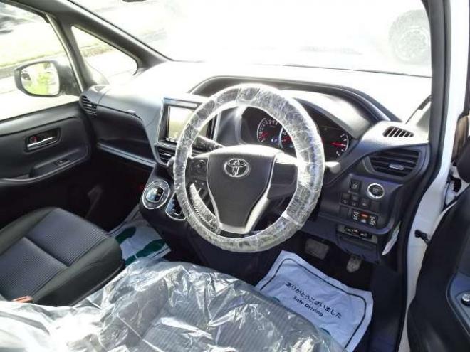 ヴォクシー2.0 ZS 煌 4WD　本州車　保証1年/走行距離無制限　4WD　両側パワースライドドア　トヨタセーフティセンス　カロッツェリア8型ワイドナビ　地デジ　バックカメラ　フリップダウンモニター　Bluetooth接続　アイドリングストップ 2000