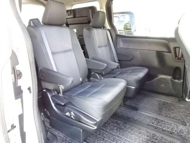 ヴォクシー2.0 ZS 煌 4WD　本州車　保証1年/走行距離無制限　4WD　両側パワースライドドア　トヨタセーフティセンス　カロッツェリア8型ワイドナビ　地デジ　バックカメラ　フリップダウンモニター　Bluetooth接続　アイドリングストップ 2000