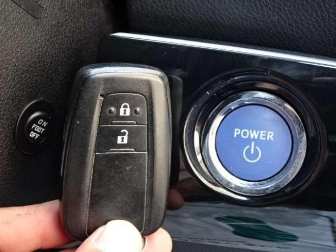 プリウス1.8 A プレミアム E-Four 4WD　本州車 ハイブリットシステム2年保証/走行距離無制限　 4WD　TRDエアロ　ブラインドスポットモニター　純正ナビ　地デジ　バックカメラ　18インチアルミ　本革シート　ヘッドアップディスプレイ　AC100V 1800